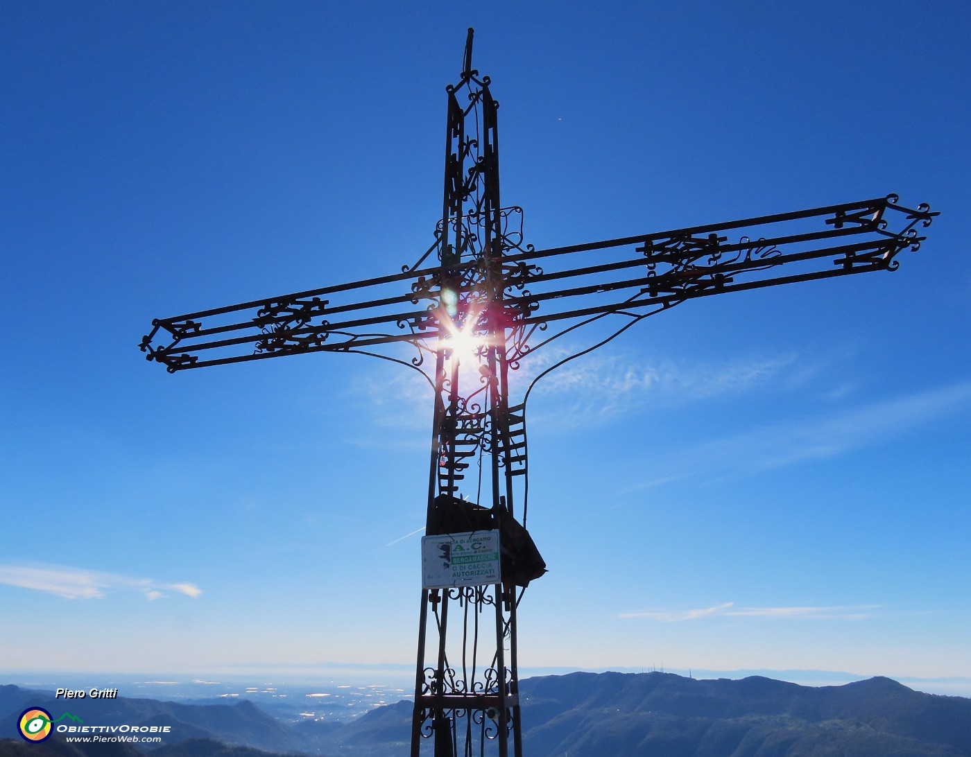 23 Alla croce di vetta dello Zuc de Valmana (1546 m) .JPG